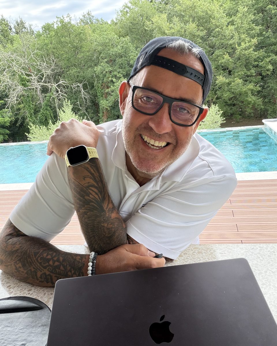 Ralf Schmitz am Laptop am Pool